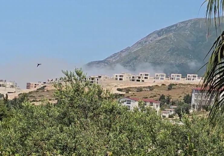 Pluhuri nga ndërtimet ‘mbyt’ bregdetin e Dhërmiut, problem për banorët dhe turistët