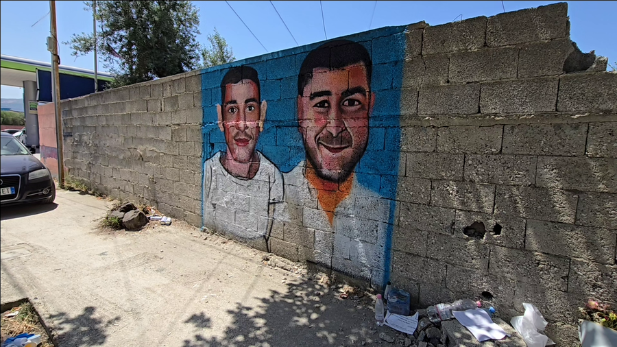 Humbën jetën në aksident, shokët e Luanit dhe Tomorit pikturojnë muralen në Vlorë