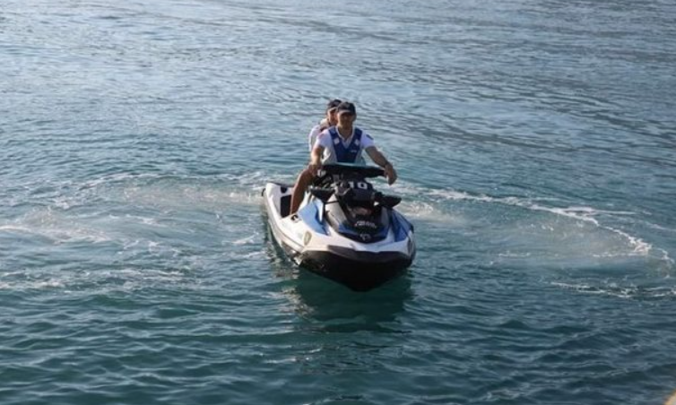 Humbën kontrollin e mjetit Jet Ski dhe ranë në ujë, viktima dhe e lënduara banues në Angli