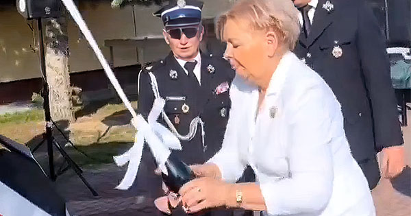Shampanja që “turpëroi” zjarrfikësit! Momenti epik gjatë inaugurimit në Poloni
