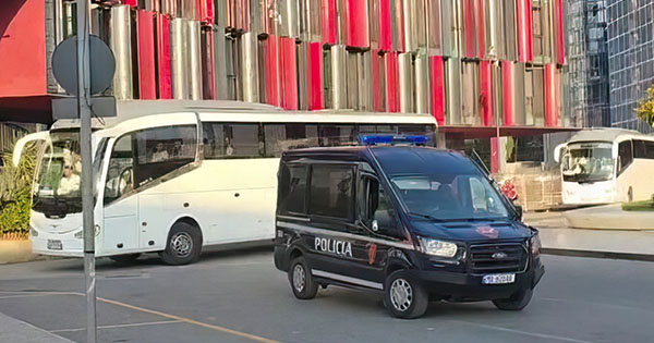 Mbërrin autobusi i skuadrës serbe në “Arenën Kombëtare”, pritet me vërshëllima nga tifozët kuqezi