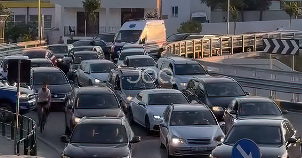 Kaos në Tiranë: Askush nuk i hap rrugën ambulancës në mes të trafikut!