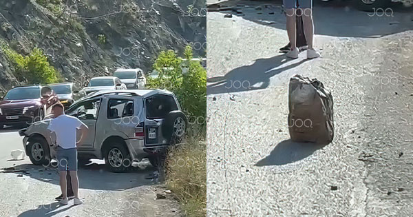 Tmerr në Librazhd: Guri bie nga kodra dhe godet makinën në rrugë