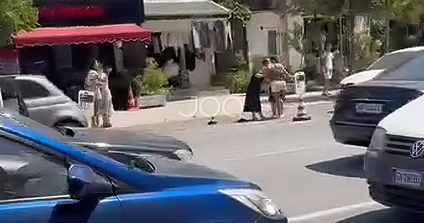 Vajzat kapen për flokësh në mes të Vlorës për një vend parkimi