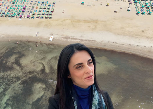 “Mirëmëngjes nga deti llum!”, Emiriana Sako poston foton “idiote”