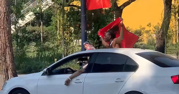 Me flamurin kuqezi mbi shpinë, tifozi afrikan mbështet Kombëtaren shqiptare në Tiranë