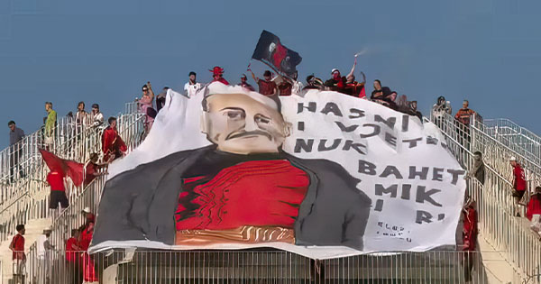 “Hasmi i vjetër nuk bahet mik i ri”, tifozët kuqezi shpalosin banderolën gjigante te Piramida
