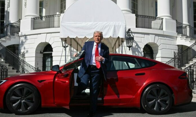 Thellohet më shumë përplasja/ Mediat e huaja: Trump po mendon të shesë makinën Tesla