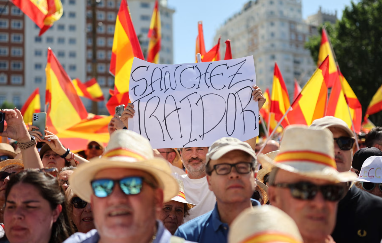 Akuzohet për korrupsion, protesta masive kundër kryeministrit socialist spanjoll