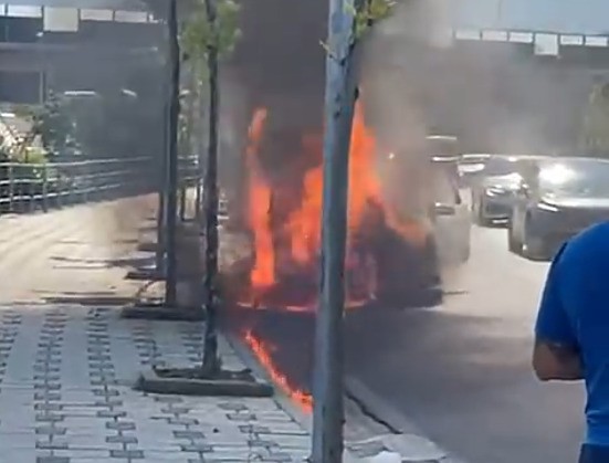 VIDEO/ Zjarri përfshin një automjet në Shkozë
