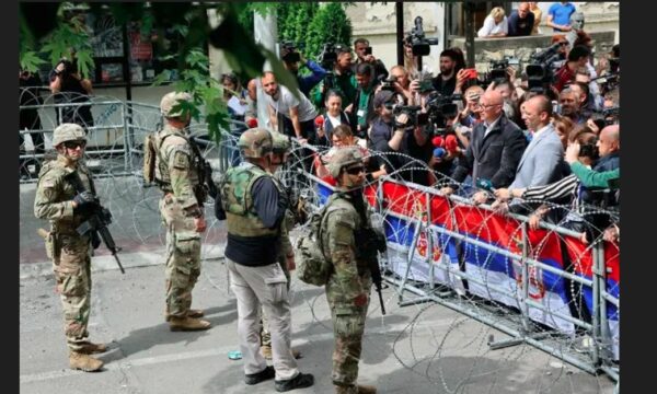 NATO i kërkon Serbisë t’i nxjerrë para drejtësisë grupin e Banjskës dhe personat që kishin sulmuar KFOR’in në Zveçan