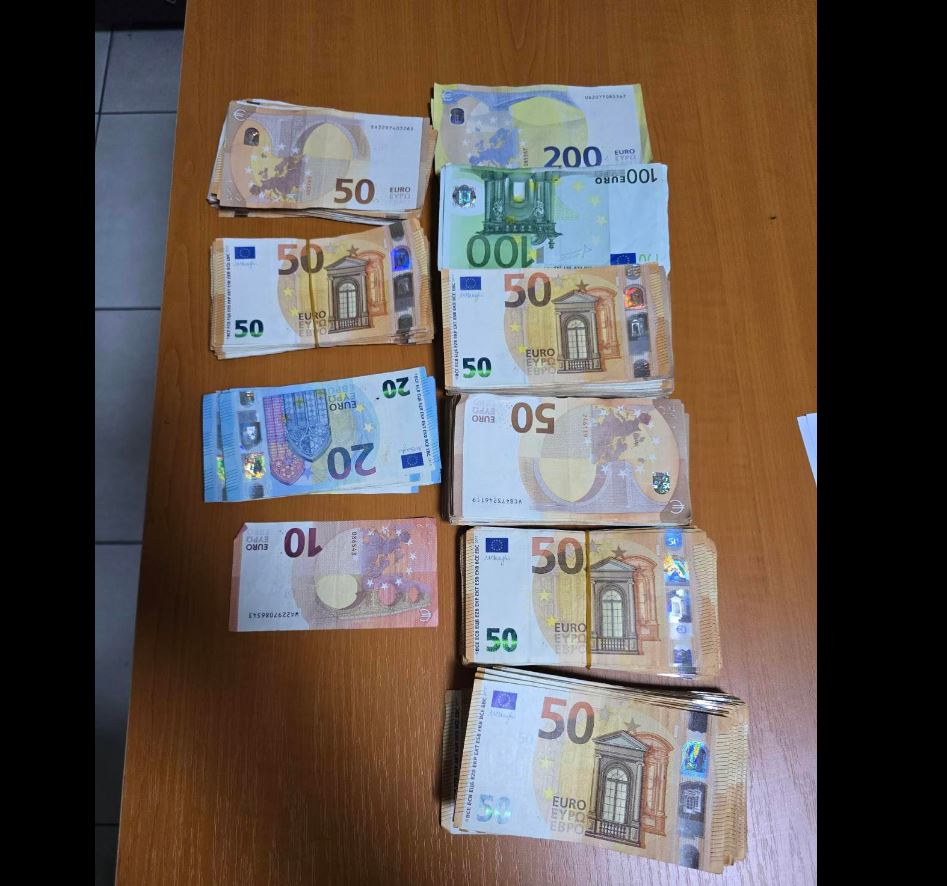 Dogana parandalon futjen e 55 mijë eurove të padeklaruara në Vermicë, iu gjetën në trupin e shoferit dhe pasagjerit