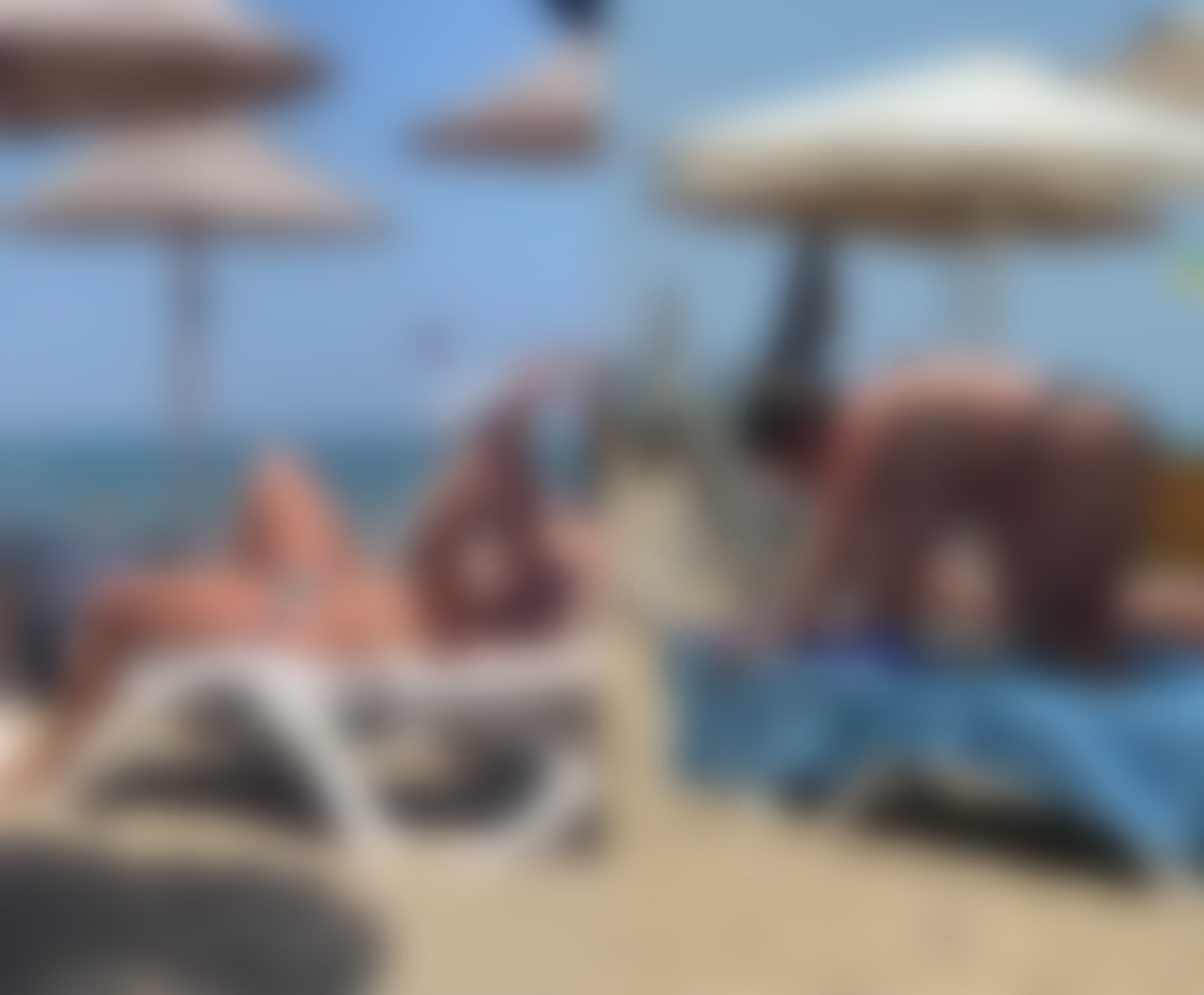 Turistet s njohin limite  Dalin gjysmë nudo në plazhin e Durrësit
