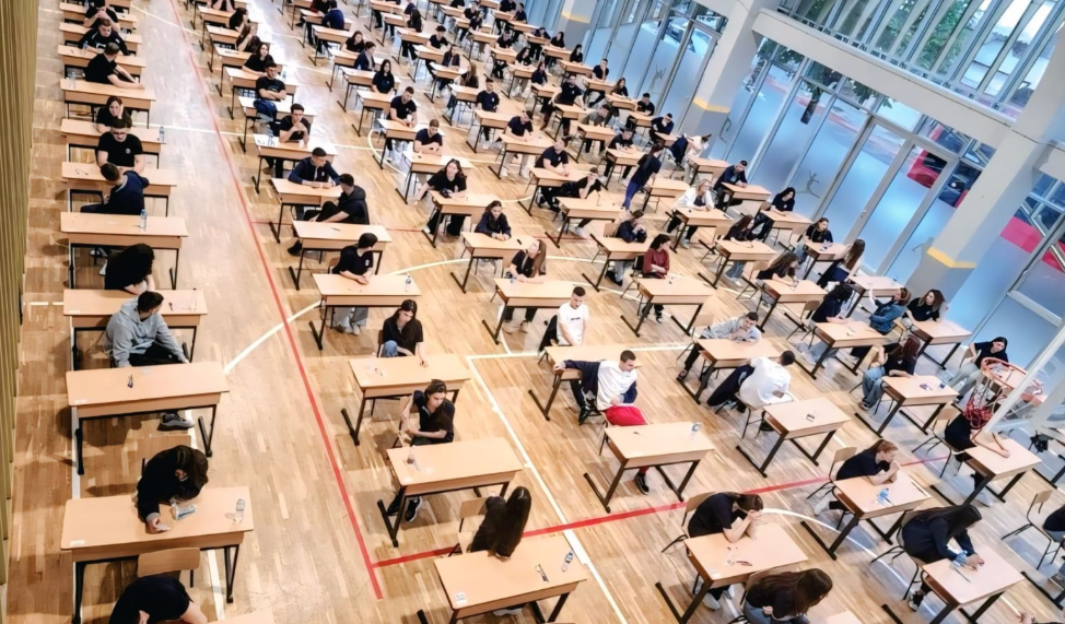 Mbi 27 mijë maturantë i nënshtrohen sot provimit të gjuhës së huaj
