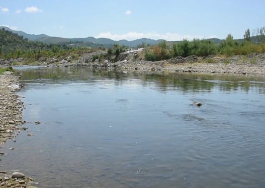 Mbytet në lumin Shkumbin 6-vjeçari nga Elbasani 