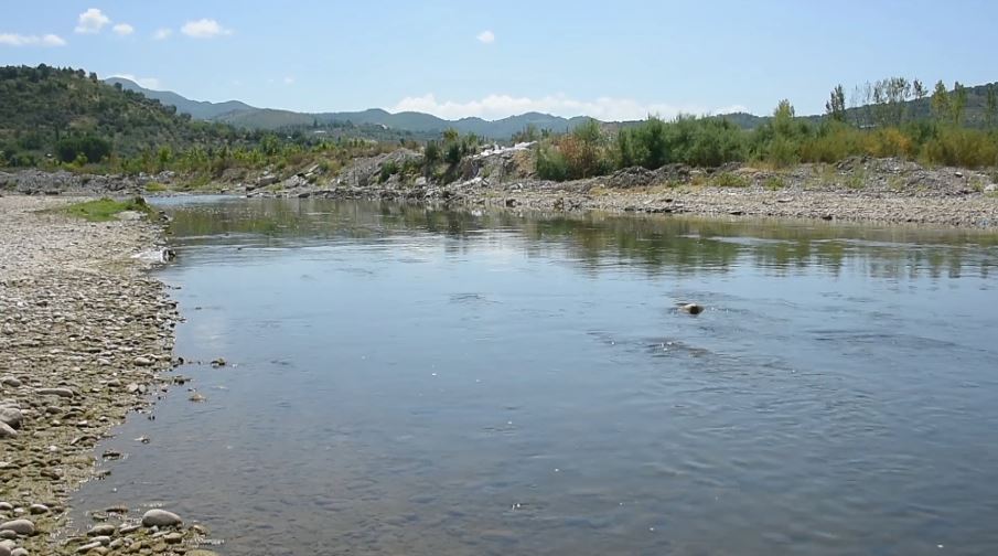 Mbytet në lumin Shkumbin 6-vjeçari nga Elbasani