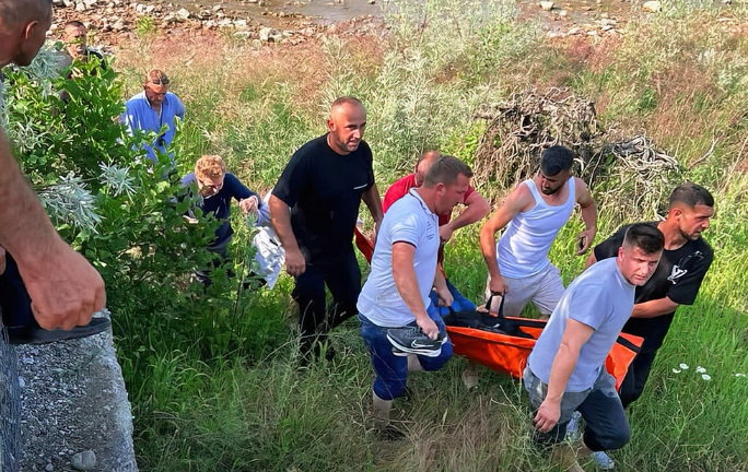 Dibranët shpëtojnë të riun që u aksidentua ditë më parë te ura e Çerenecit