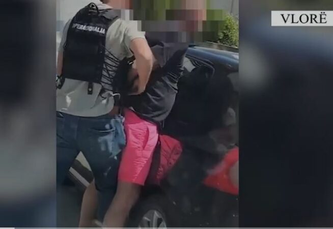 Punonjësi i OSSH-së në Vlorë kapet në flagrancë duke marrë para