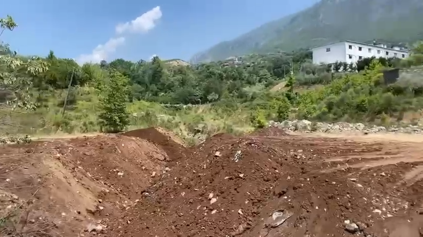 Zaptohet nga inertet përroi i fshatit Brrar, bashkia dhe IMT Tiranë asnjë reagim