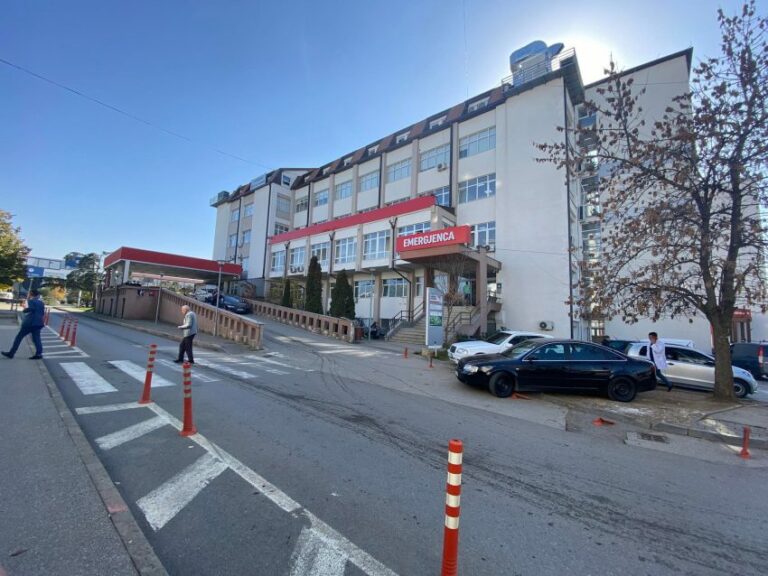 Vdes në QKUK një 24-vjeçare pas një aksidenti të trafikut