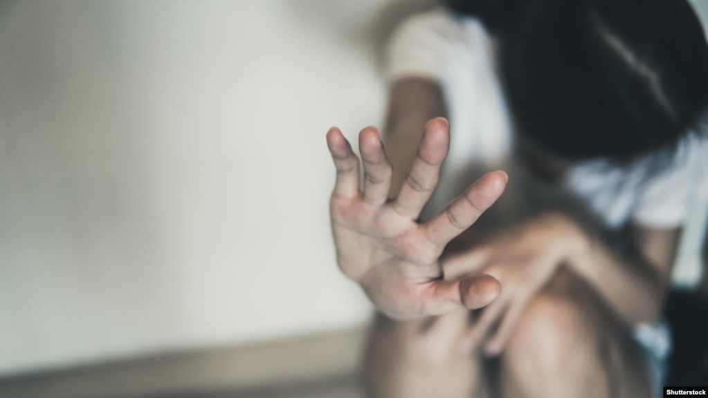 Dyshohet se ngacmoi seksualisht të bijën 14-vjeçare, arrestohet burri nga Lezha