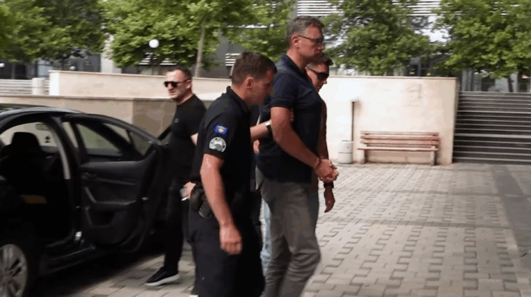 Arrestimi i zyrtarit serb në Kosovë shihet si poshtërim për Beogradin – ‘ujqërit’ e Vuçiqit u bënë ‘lepuj’