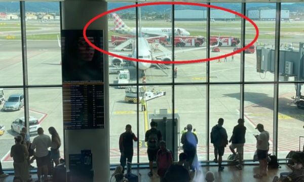 Burri thithet nga motori i avionit teksa përpiqej të hipte në bord dhe humb jetën