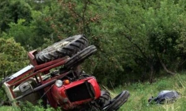 Vdes një 40-vjeçar në Dragash, u aksidentua me traktor