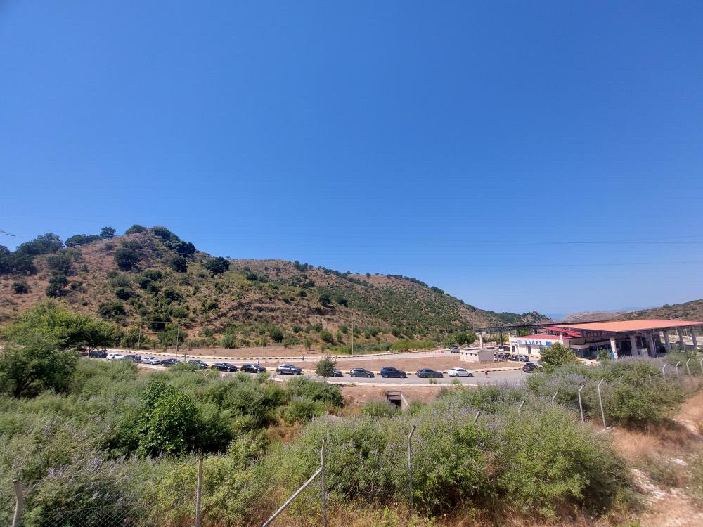 Radhë kilometrike në Qafë Botë, qytetarët presin orë të tëra në kufi