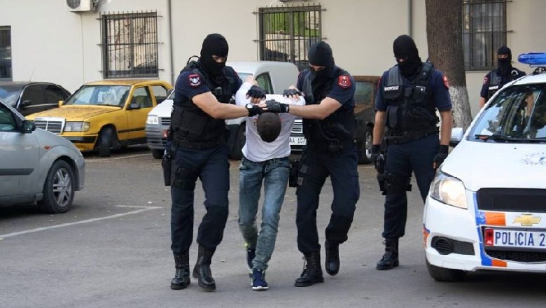 Djali mashtron babain sikur e kanë rrëmbyer për t’i marrë paratë, i shiti dhe makinën