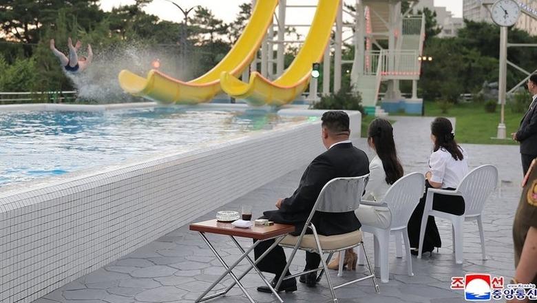 Resorti i ri në Wonsan, propaganda e Kim Jong-un dhe luksi i shfrenuar i kupolës drejtuese