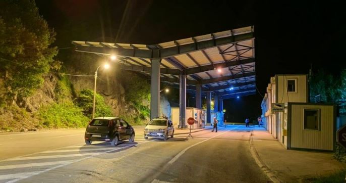 Rruga Rashkë–Jarinjë e bllokuar nga disa qytetarë serbë, qarkullimi në kufirin me Kosovën pothuajse i ndaluar