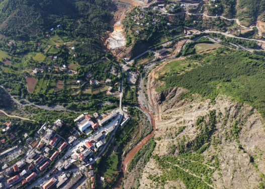 Alarm në Fushë Arrëz: Lumi bëhet i kuq nga ndotja toksike e fabrikës së bakrit! Ngordhin të gjitha gjallesat