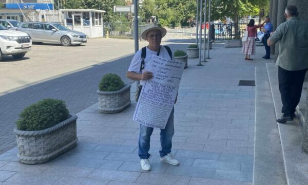 ‘Luteni dhe faleni njëri-tjetrin’ – Qytetari proteston me mesazh paqeje para Kuvendit