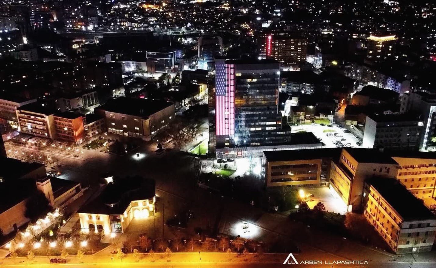 Ndërtesa e Qeverisë ndriçohet me ngjyrat e flamurit amerikan për Ditën e Pavarësisë së SHBA-së