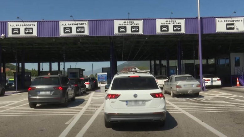 Fluks në kufi, mbi 15 mijë persona nga Kosova në Shqipëri gjatë 24 orëve të fundit