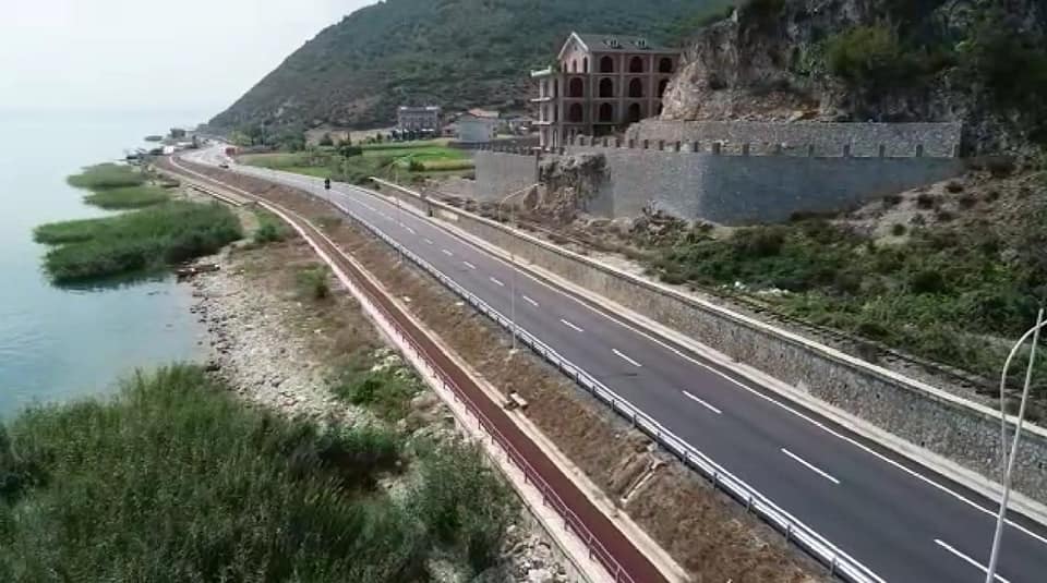 Humbi kontrollin e makinës dhe ra në liqen, ndërron jetë 34-vjeçari