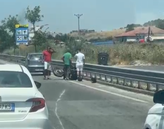 Motoçikleta përplaset në Kavajë, kalimtarët ndihmojnë drejtuesin e lënduar