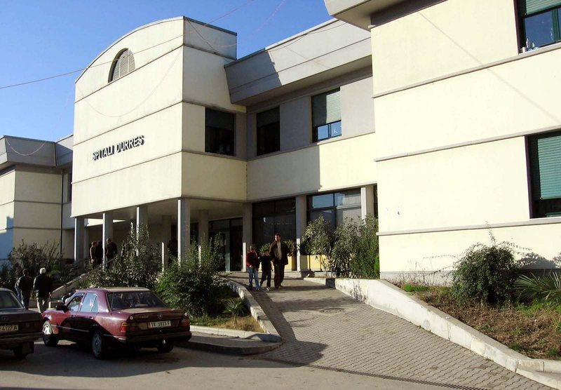 5 mjekë të spitalit të Durrësit në hetim, pacientia i’u ndërroi jetë në dorë