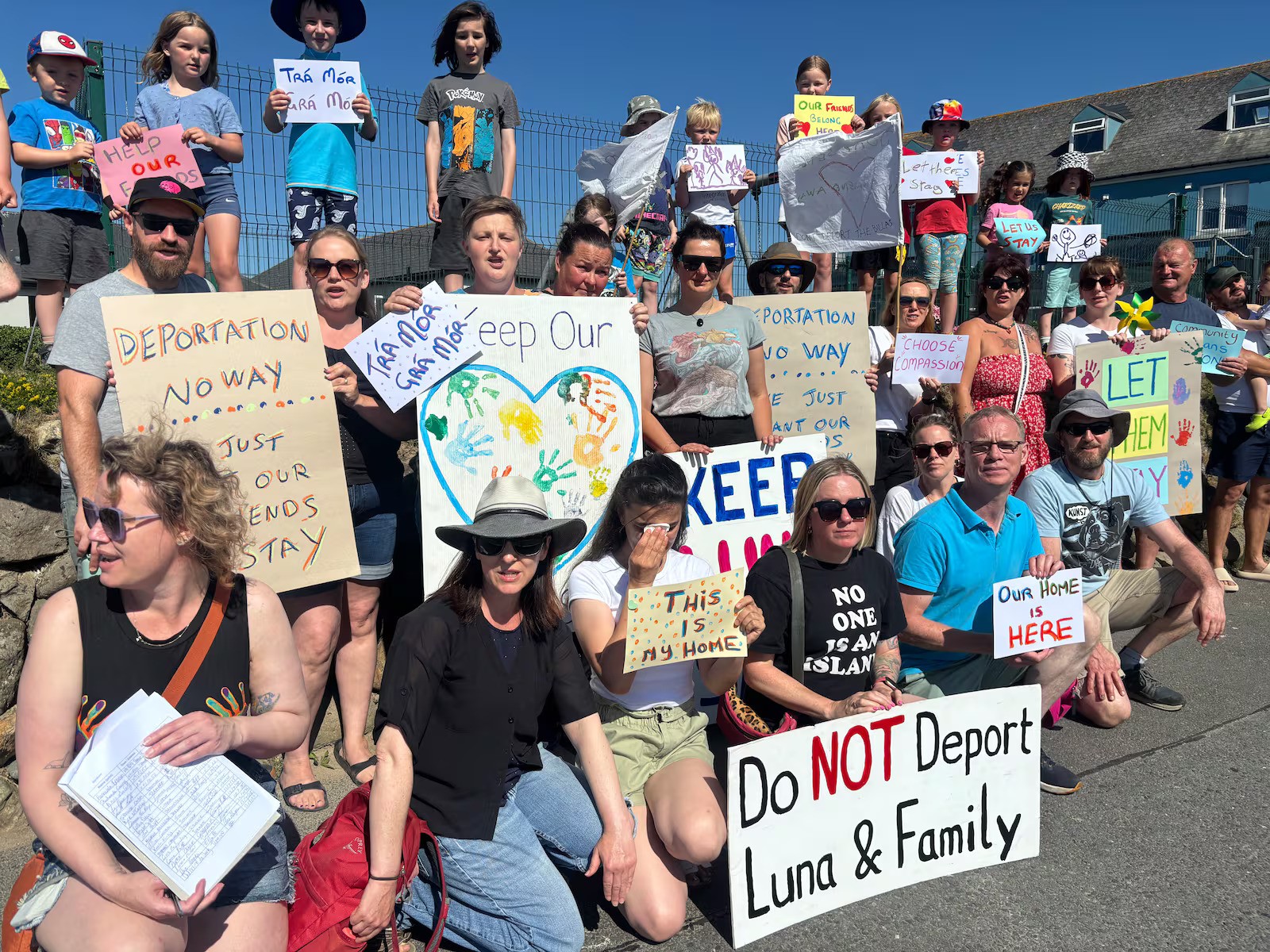 Irlandezët dalin në mbrojtje të familjes shqiptare që rrezikon dëbimin: Lëreni shoqen tonë këtu!