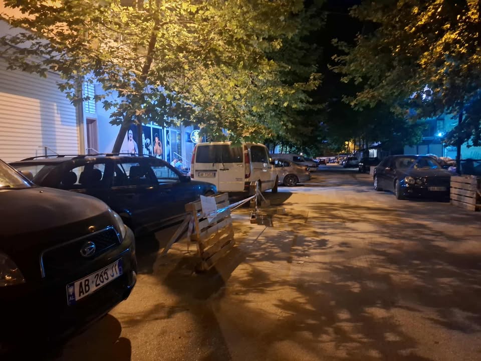 Banorët e Lungomares në Vlorë denoncojnë bllokimin e vendeve të parkimit nga një qytetar abuzues!