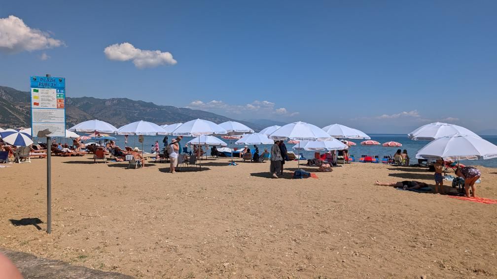 Plazh publik falas në Pogradec, larg çmimeve të kripura të jugut!