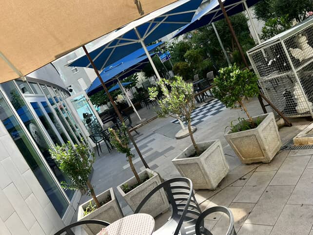 Magnet Sports Bar iu bllokon oborrin banorëve të kompleksit të ish-Klubit Partizani!