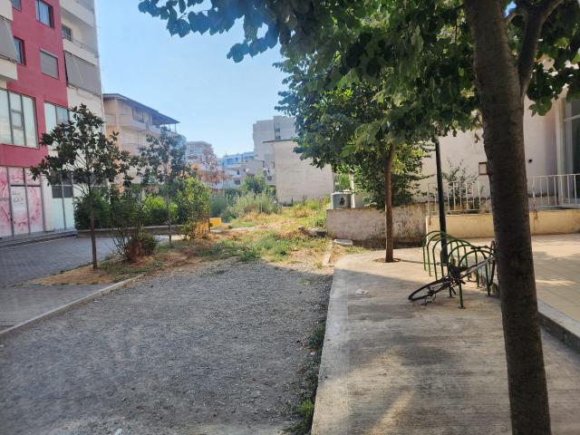 Banorët në Astir prej 10 vitesh në hall, pronarët në konflikt iu bllokojnë garazhet