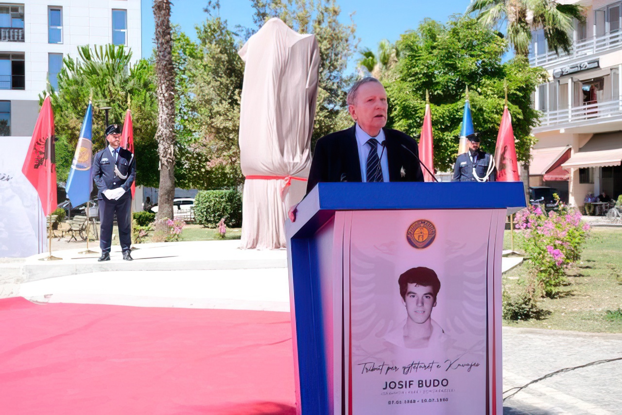 U nderua nga Qosja, gjendet i pajetë në një hotel në Shqipëri, ish-ambasadori gjerman