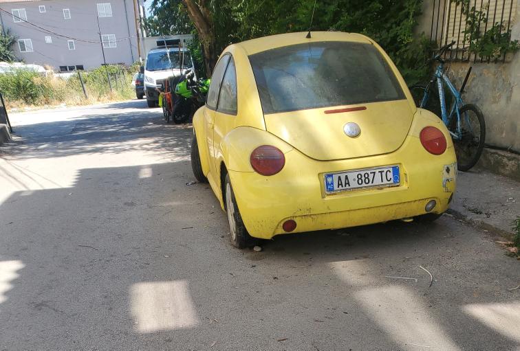 Makina e vjetër strehë për të droguarit, banorët kërkojnë zgjidhje nga policia bashkiake Tiranë