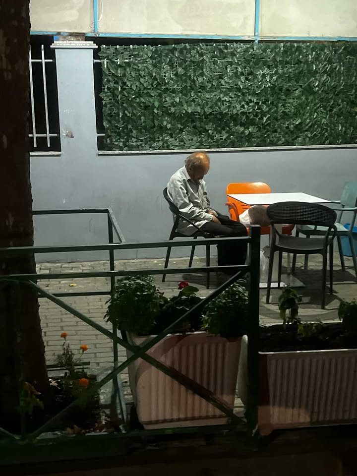 A e njeh dikush? I moshuari qëndron prej tre netësh i ulur në një karrige në Babrru