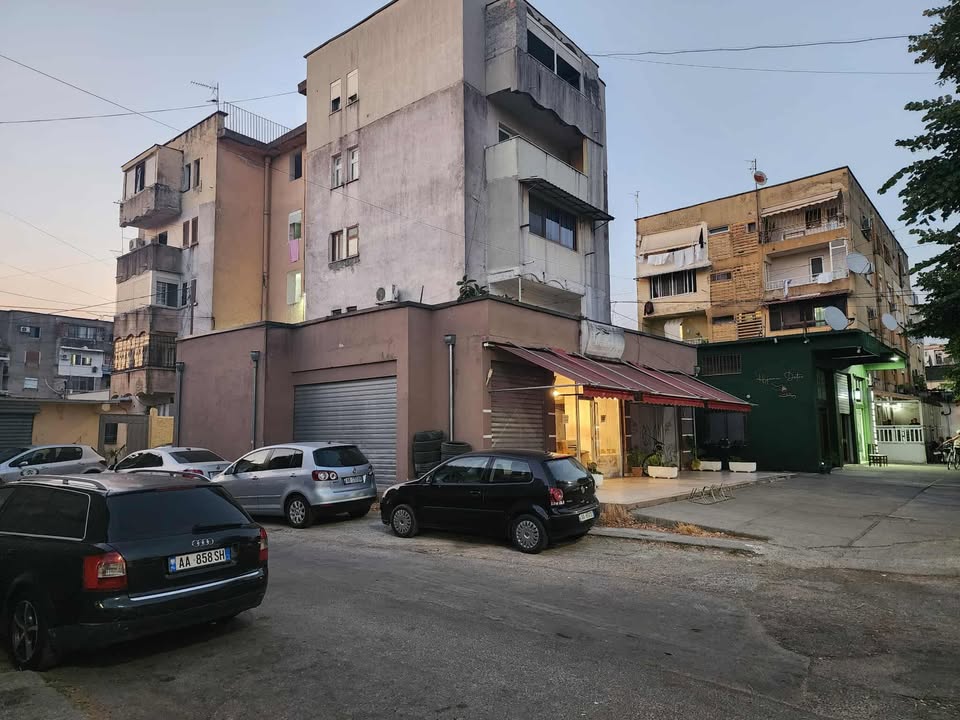 Biznesi bllokon hyrjen e pallatit në Shkodër, banori: Pronari i lidhur me politikën dhe Gjykatën