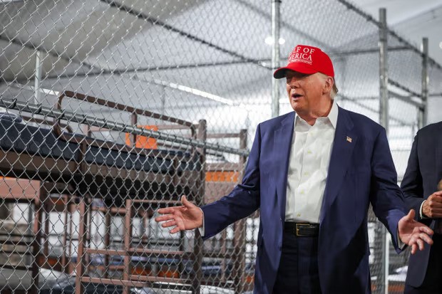 Trump-i gjatë një vizite në një kamp emigrantësh: Biden më donte këtu, ai bir k**ve.