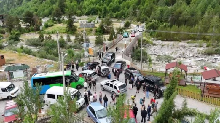 Agravon situata në Theth, banorët sulmojnë me gurë dhe molotov fadromat e IKMT